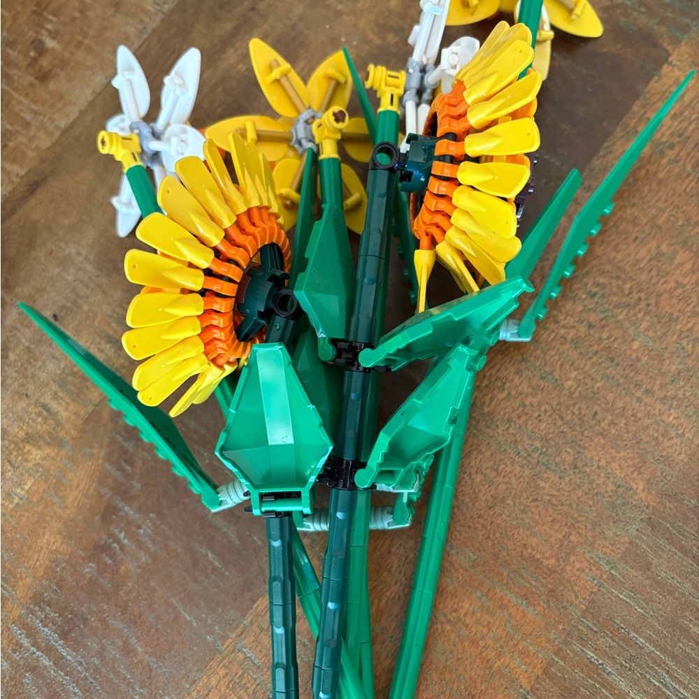 LEGO Botanical Collection Yellow and White Flowers - Picture 4 of 11